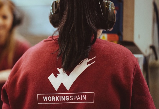 Empresa de externalización…→ trabajadora de Working Spain trabajando