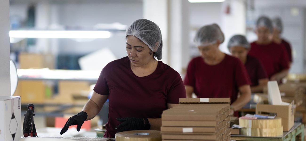 tres mujeres con operaciones de manipulado